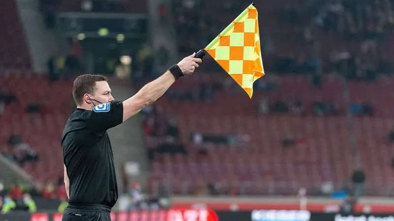 Trọng tài ra dấu hiệu cho quả phạt gián tiếp sau khi xác định lỗi việt vị