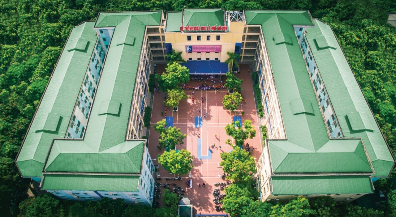 Trường Tiểu học Lômônôxốp nhìn từ trên cao trong khuôn viên xanh