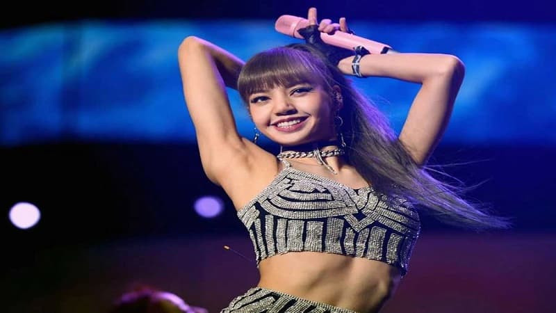 Tư thế đứng thẳng và ánh mắt tự tin, yếu tố quan trọng để tỏa sáng và chiếm Spotlight