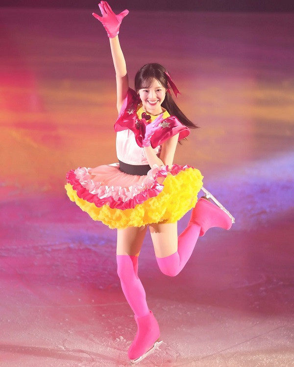 Tư thế tạo hình tay trái tim cực kỳ dễ thương của idol