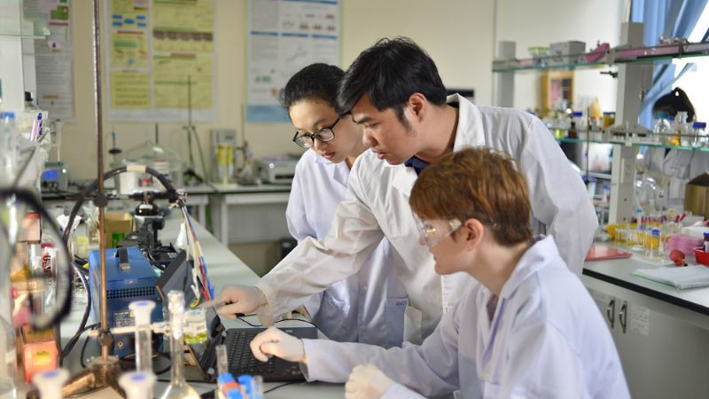 Từ trường là công cụ thiết yếu trong nhiều lĩnh vực nghiên cứu khoa học và thí nghiệm.