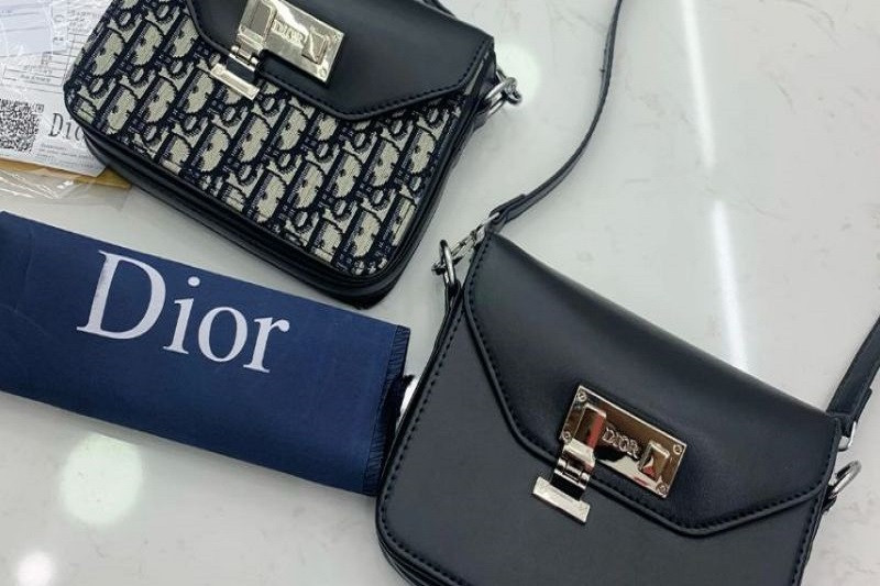 Túi mua sắm từ các thương hiệu Authentic, biểu trưng cho chất lượng và uy tín chính hãng