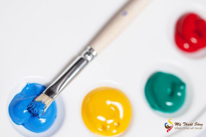 Tuýp màu acrylic sẵn sàng để vẽ tranh