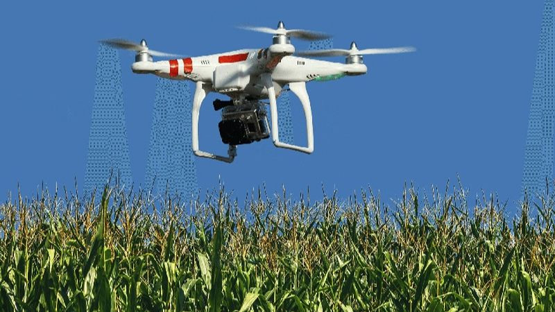 UAV được sử dụng để phun thuốc bảo vệ thực vật hoặc phân bón trong nông nghiệp chính xác