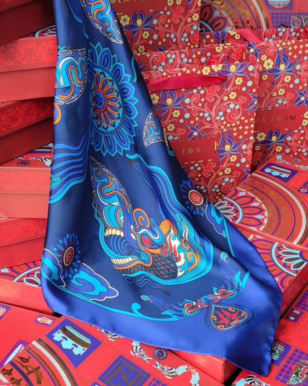 Ứng dụng màu xanh lam đậm trong các tác phẩm nghệ thuật và thiết kế