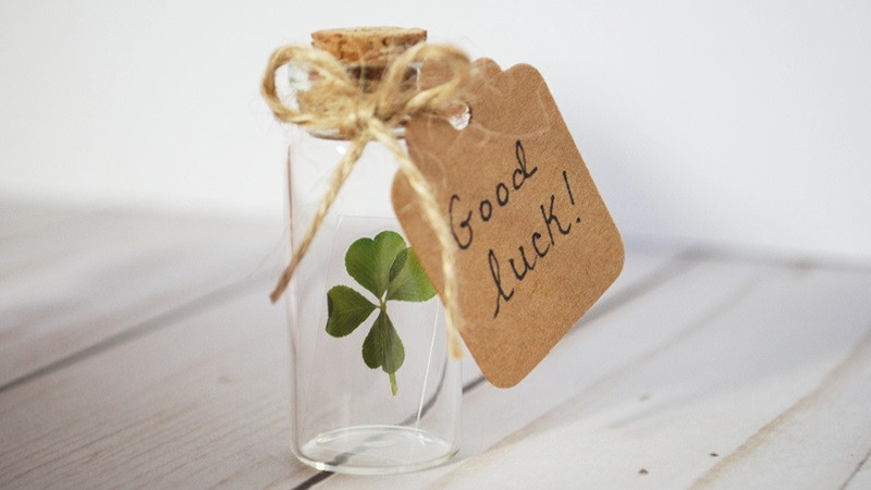 Vật trang trí có hình ảnh cỏ 4 lá làm từ kim loại