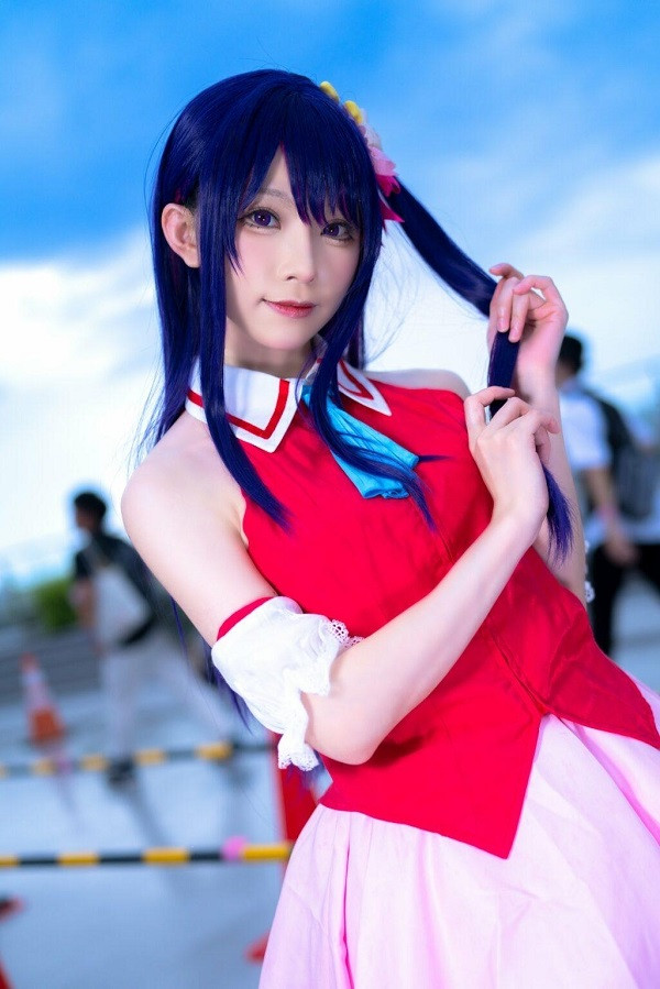 Váy công chúa bồng bềnh tôn lên nét thanh thoát và đáng yêu