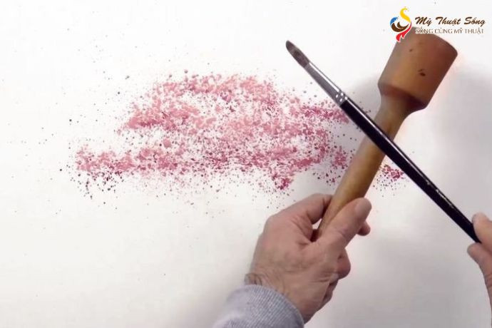 Vẩy màu nước lên giấy để tạo đốm màu ngẫu nhiên với cách tô màu nước này