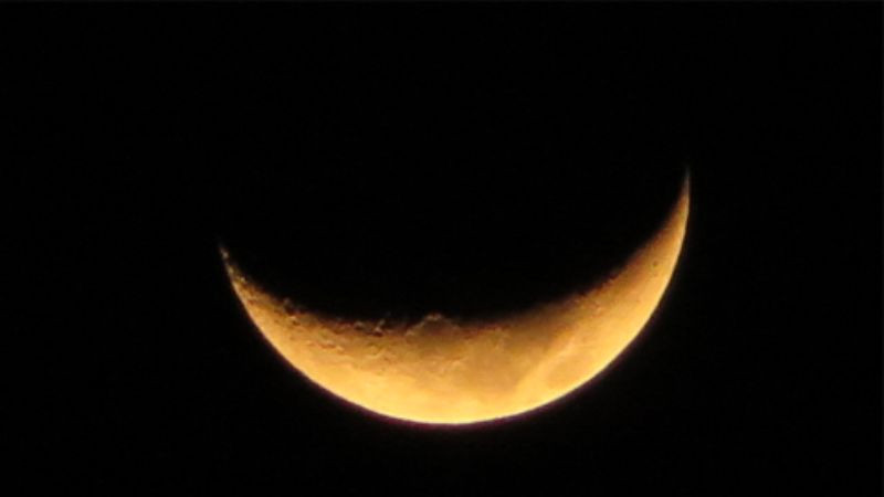 Vẻ đẹp bí ẩn của trăng non