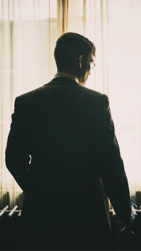 Vẻ đẹp cứng cáp vững chắc của người đàn ông nhìn từ sau lưng