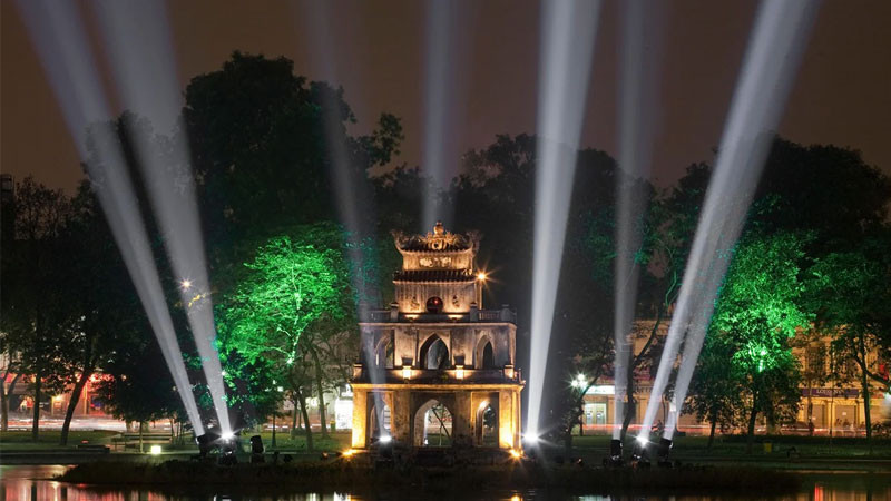 Vẻ đẹp huyền ảo của Cầu Thê Húc về đêm