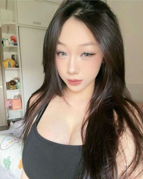Ngắm Nhan Sắc Và Phong Thái Cuốn Hút Của Trần Hà Linh Vẻ đẹp nhẹ nhàng đầy quyến rũ của Trần Hà Linh