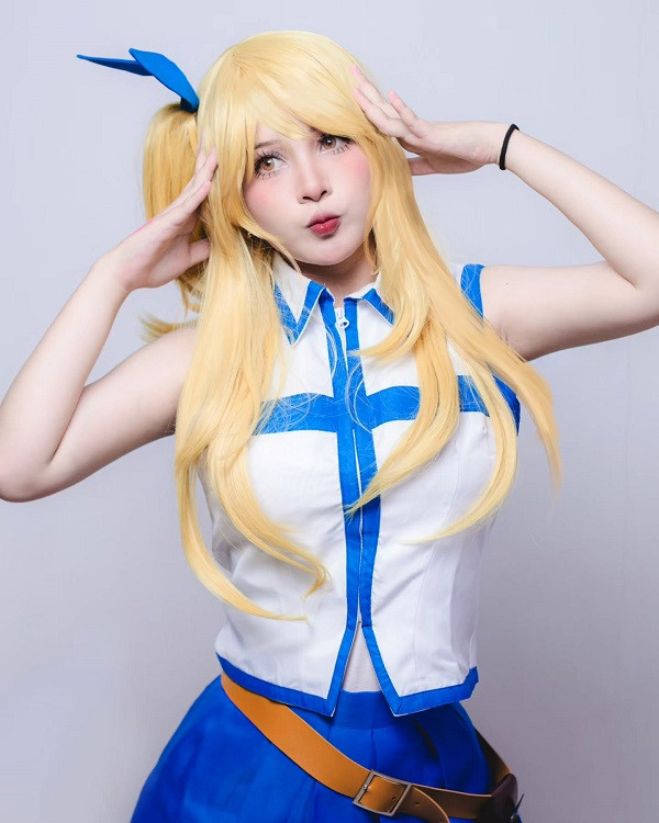 Vẻ đẹp nổi bật trong ánh sáng lung linh của bộ cosplay