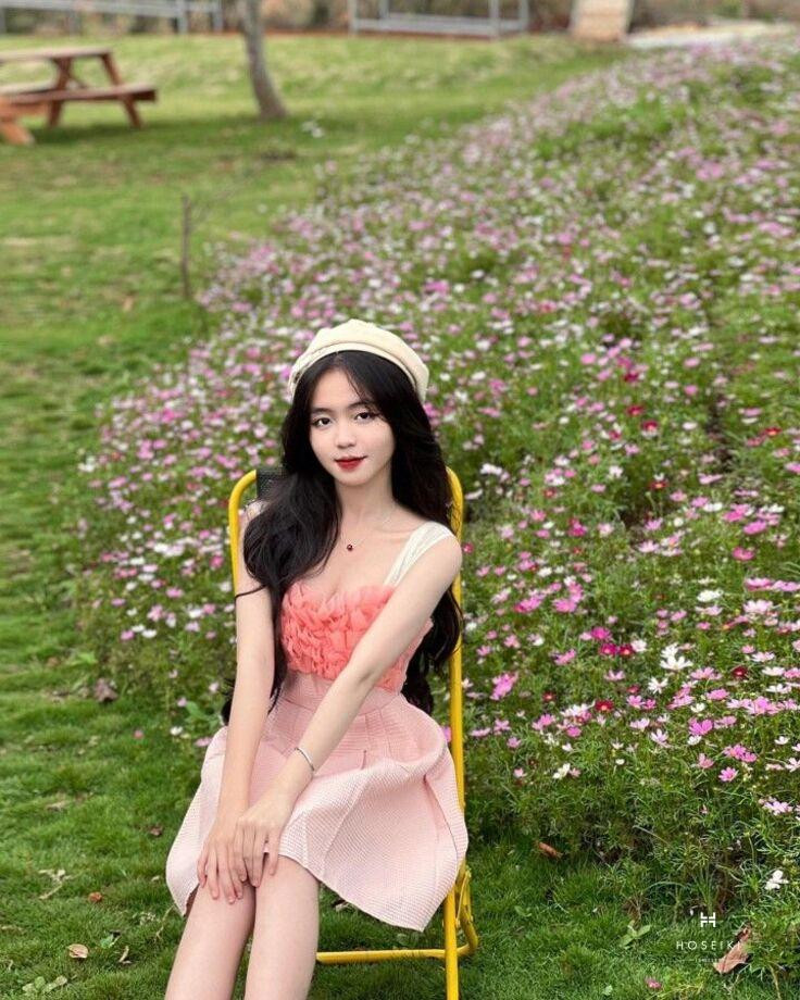 Vẻ Đẹp Cuốn Hút Của Gái Xinh Mặc Pinky Đáng Yêu Vẻ đẹp trong trẻo của cô gái xinh mặc váy hồng nhẹ nhàng giữa không gian thiên nhiên
