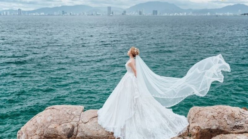 Vẻ đẹp tự nhiên của cô dâu bên bối cảnh thiên nhiên.