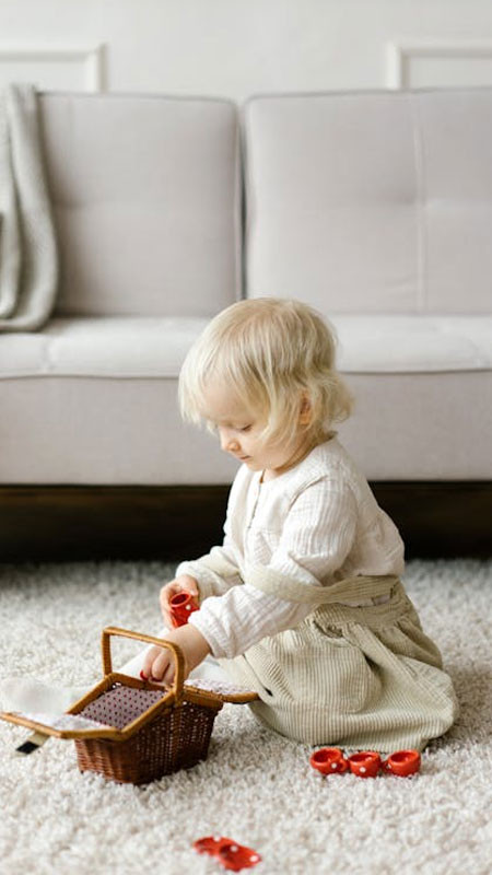 Vẻ mặt thanh bình của bé gái như thiên thần