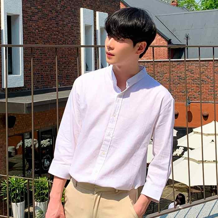 Vẻ ngoài rạng rỡ của chàng trai mặc áo sơ mi trắng dưới ánh nắng