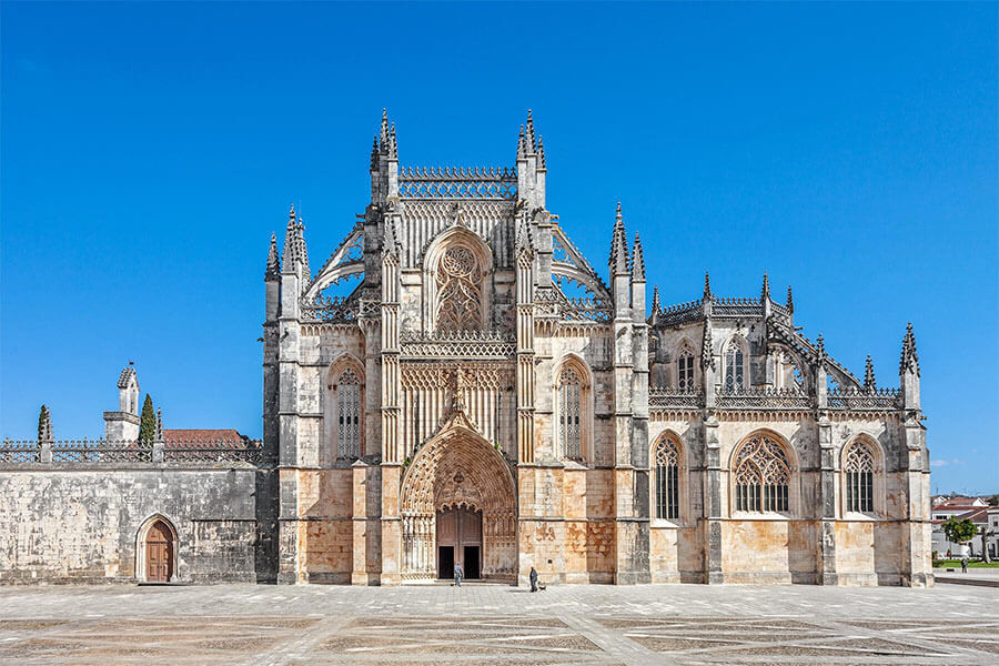 Khám phá vẻ đẹp độc đáo của Nghệ thuật Gothic Vẻ uy nghi của một nhà thờ theo phong cách Gothic cổ điển