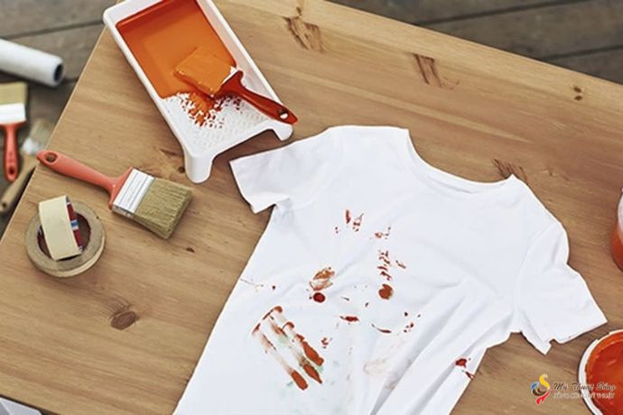 Vết màu acrylic dính trên quần áo và cách xử lý