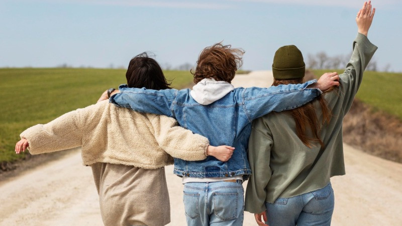 Ví dụ về áp lực đồng trang lứa tích cực: cùng nhau học tập, rèn luyện và phát triển