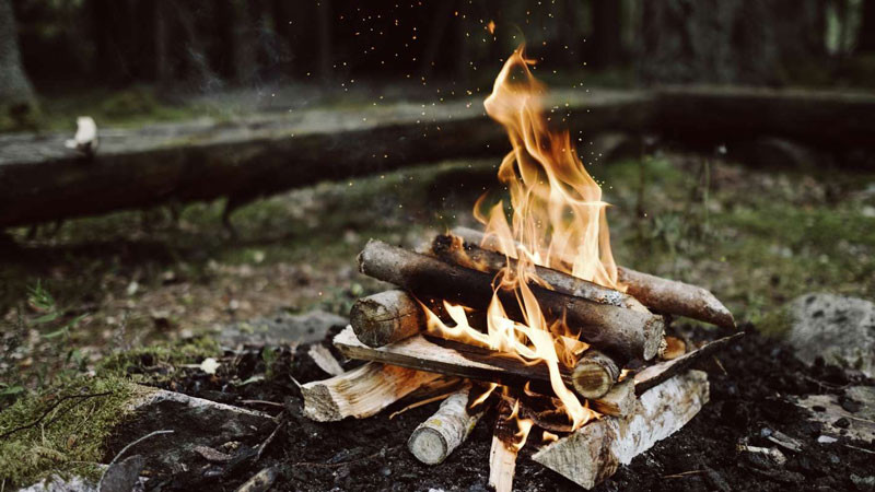 Ví dụ về thay đổi nhiệt năng bằng cách thực hiện công, như cọ xát tạo nhiệt.