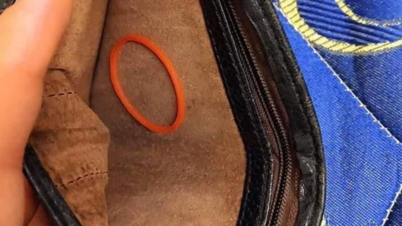 Ví tiền mở ra không còn một tờ tiền nào bên trong