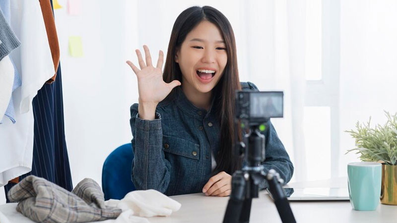 Vlogger đang giao tiếp trực tiếp với khán giả qua ống kính máy quay