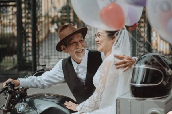 Vợ chồng già chụp ảnh kỷ niệm cưới với phong cách 'ngầu'