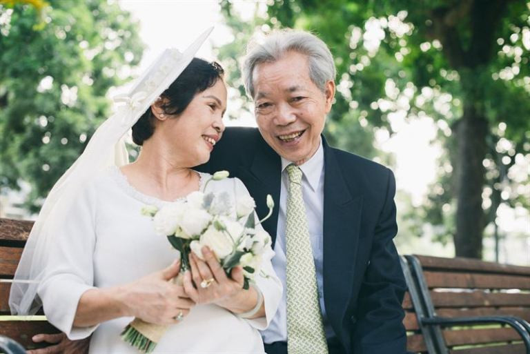Vợ chồng già chụp ảnh lãng mạn trong ngày kỷ niệm cưới