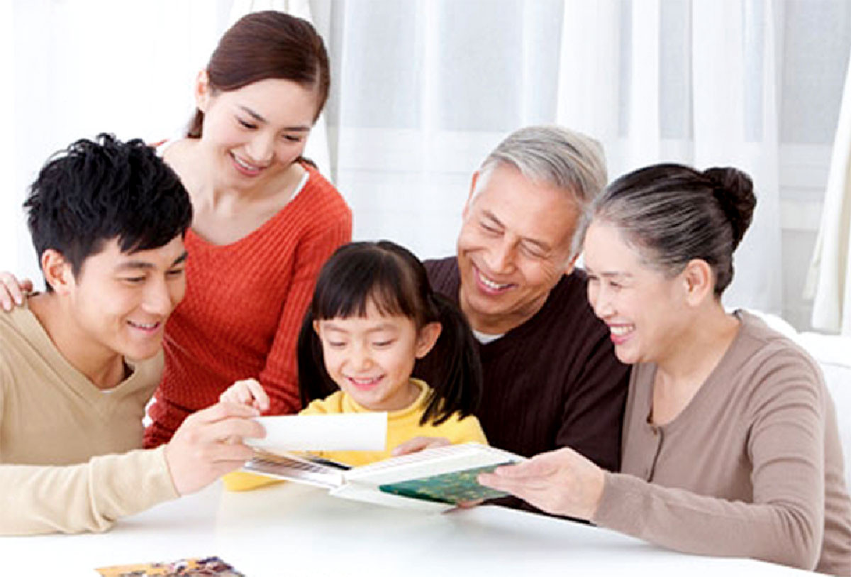 Vợ chồng già cùng đọc sách với cháu gái