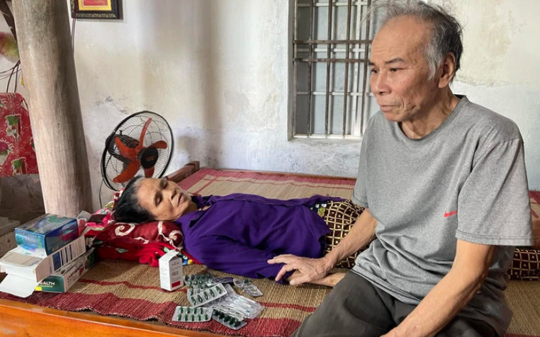 Vợ chồng già giúp đỡ nhau khi một người bị ốm