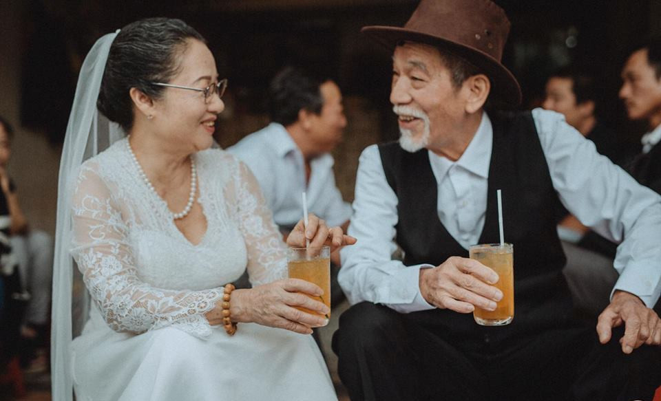 Vợ chồng già kỷ niệm ngày cưới đơn giản với cốc trà đá