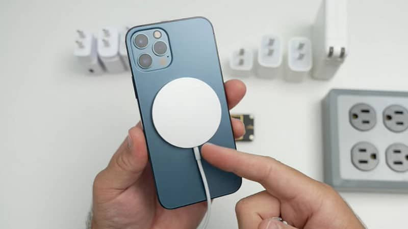 Vòng từ tính giúp căn chỉnh chính xác giữa sạc MagSafe và iPhone