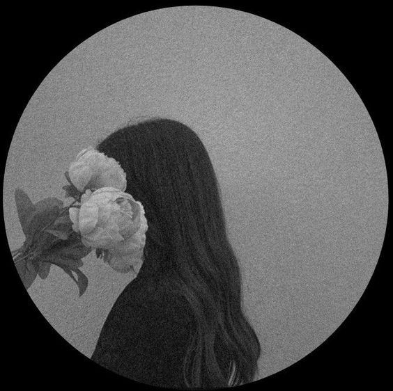 Wallpaper anime buồn nhân vật ngồi lẻ loi trên ghế công viên