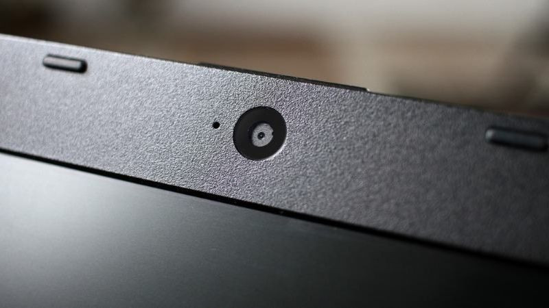 Webcam tích hợp sẵn trên màn hình laptop, thường thấy ở các dòng máy tính xách tay hiện đại