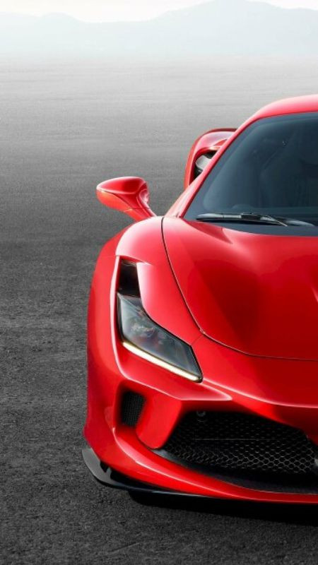 Xe cổ điển màu trắng đậu trong một khu vườn