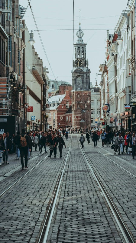 Xe đạp dựng bên kênh đào ở Amsterdam, chi tiết nhỏ làm nên vẻ đẹp của ảnh đường phố.