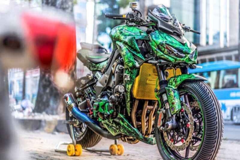 Xe độ với tông màu xanh chủ đạo và các chi tiết tùy chỉnh