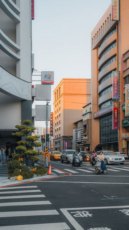 Xe máy bon bon trên con phố đô thị hiện đại