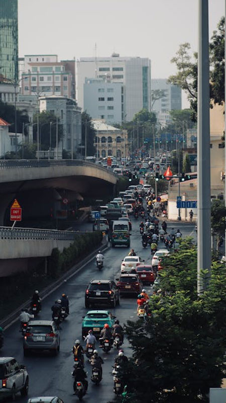 Xe máy đi trên con đường làng yên bình giữa cánh đồng