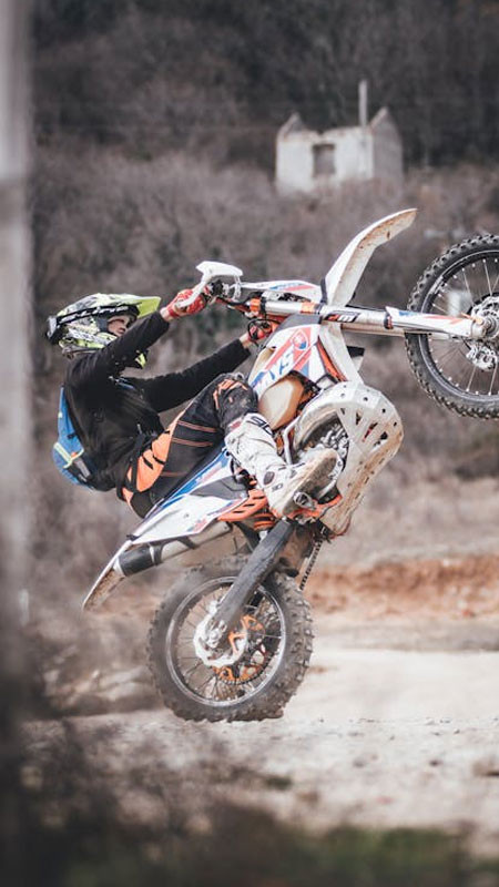 Xe máy sportbike đang vào cua trên đường đua tốc độ