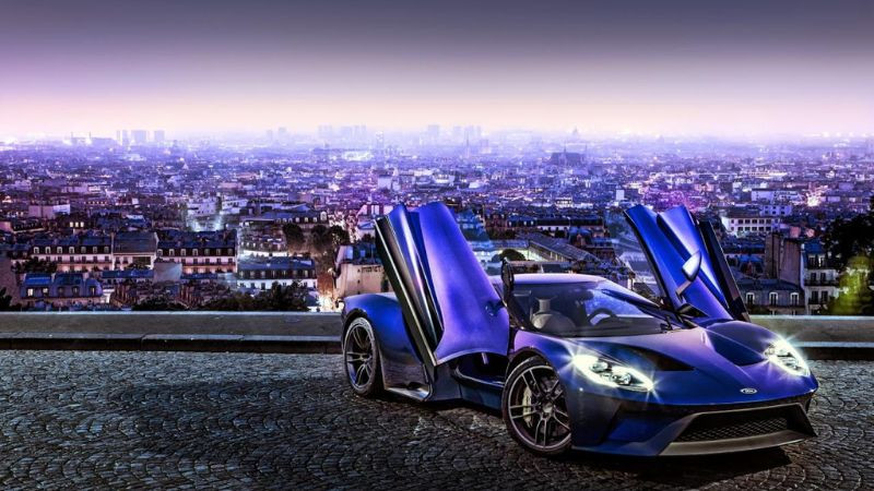 Xe SUV màu đen đậu dưới bầu trời đêm đầy sao