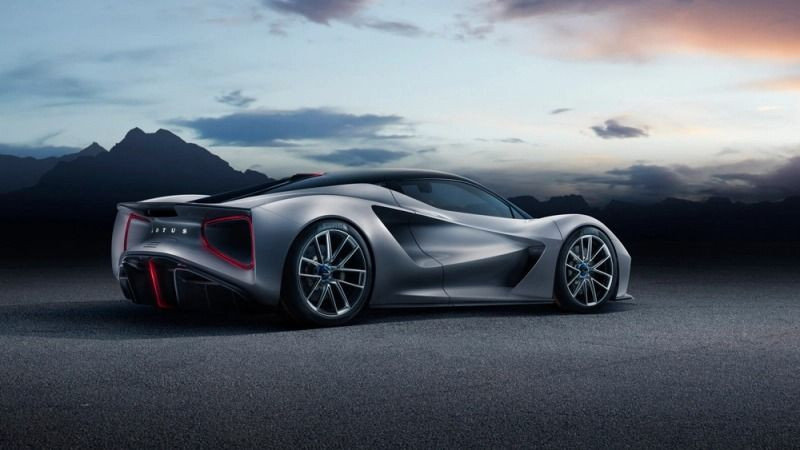 Xe thể thao màu đỏ đậu trong ánh sáng rực rỡ