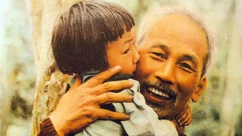 Ý nghĩa thiêng liêng của hình ảnh Bác Hồ bên các cháu