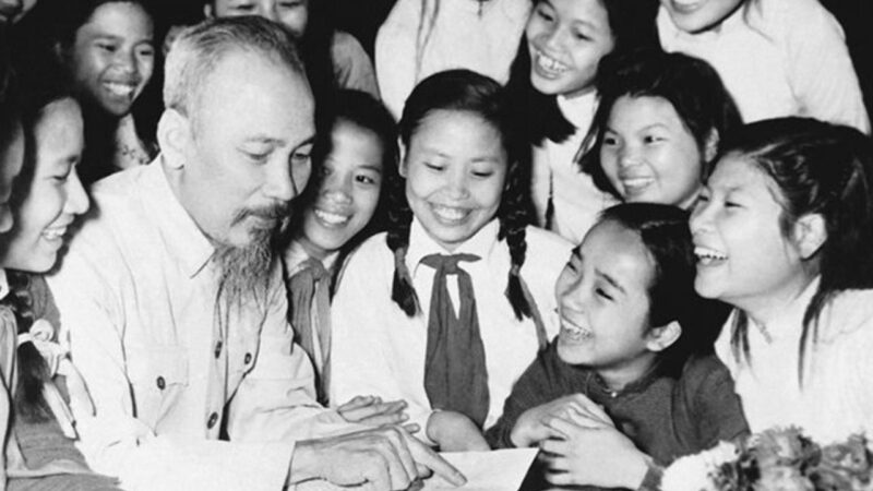 Tranh vẽ Bác Hồ kính yêu ngồi đọc truyện cho các cháu thiếu nhi nghe trong khu vườn xanh mát