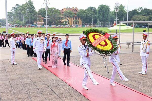 Hướng dẫn cách vẽ Bác Hồ với thiếu nhi đầy tình cảm Bố cục phác thảo cơ bản khi thực hiện kỹ thuật vẽ tranh Bác Hồ với trẻ em và các cháu thiếu nhi