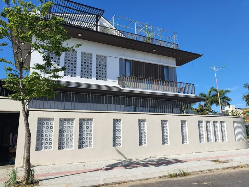 Cận cảnh vẻ đẹp độc đáo của bông gió mỹ thuật Viettiles trong không gian kiến trúc hiện đại