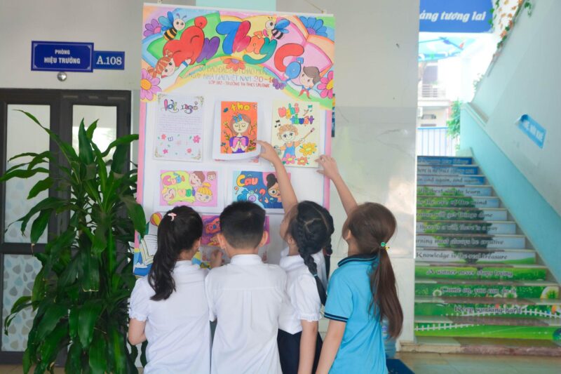 Bức vẽ thầy cô giảng bài đầy tâm huyết trong ngày 20 11 đẹp và giàu cảm xúc biết ơn