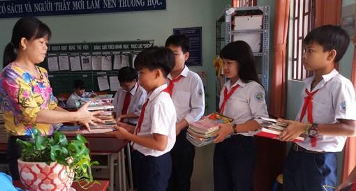 Sáng Tạo Với Vẽ Tranh Chủ Đề Học Tập Đầy Cảm Hứng Tranh vẽ chủ đề học tập khắc họa chân dung thầy cô giáo tận tụy và học sinh chăm ngoan trong lớp