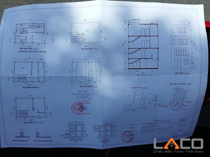 Cách Vẽ Ngôi Nhà Đẹp Nhất Thế Giới: Bí Kíp Đỉnh Cao Chi tiết bản vẽ mái nhà phức hợp và các loại cửa sổ kiến trúc đa dạng trên mặt tiền ngôi nhà